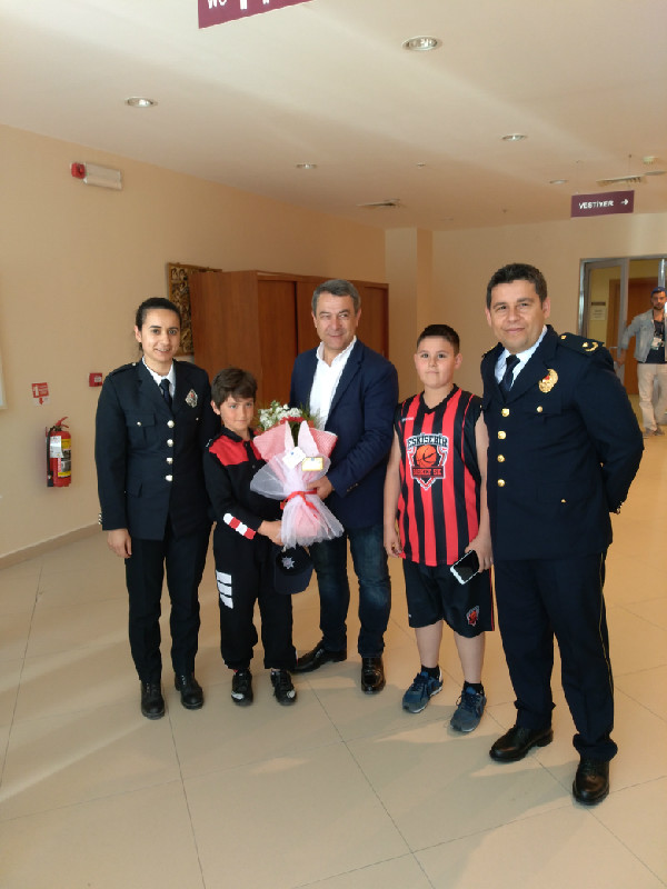 Özeçoğluna çiçek verdiler