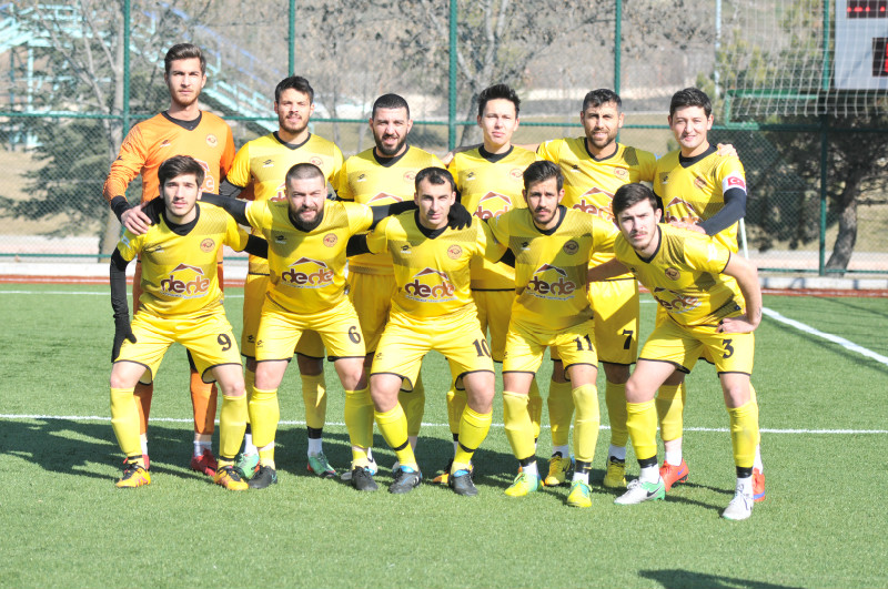 ŞAMPİYON KUPASINI ALIYOR