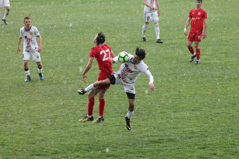 YAĞMUR YAĞDI GENÇ ŞİMŞEKLER ÇAKTI