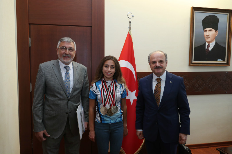 VALİ ÇAKACAK, MİLLİ  SPORCUYU KUTLADI