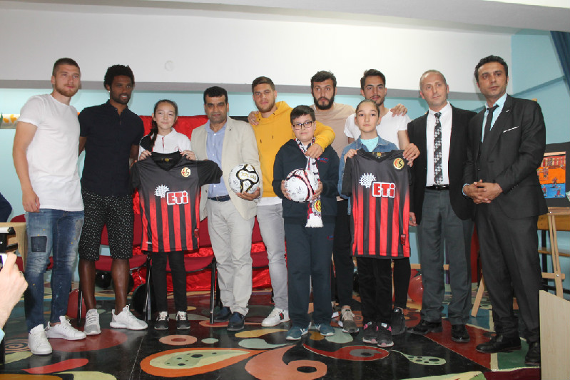 ES-ES SEVGİSİNİ TABLOYA YANSITTILAR