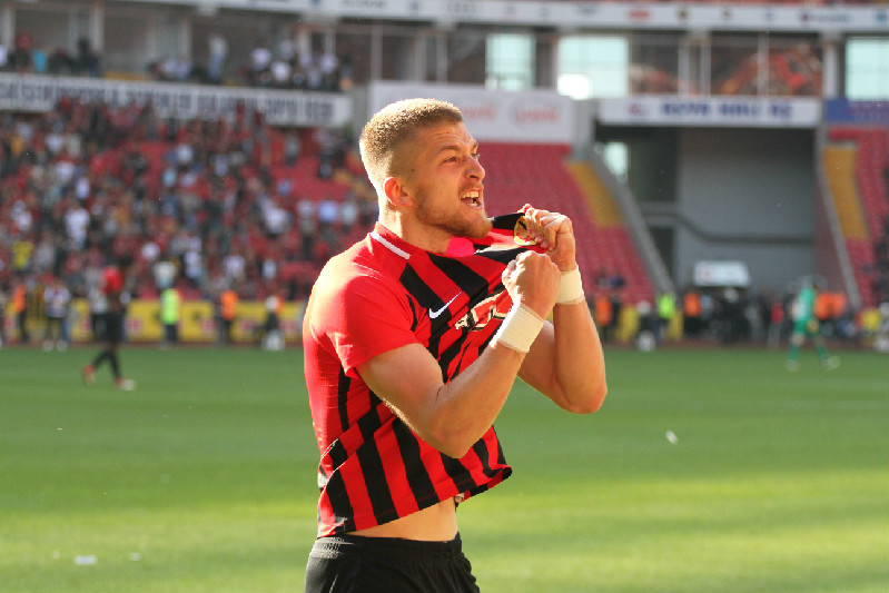 BİR ÇILGIN HİKAYE