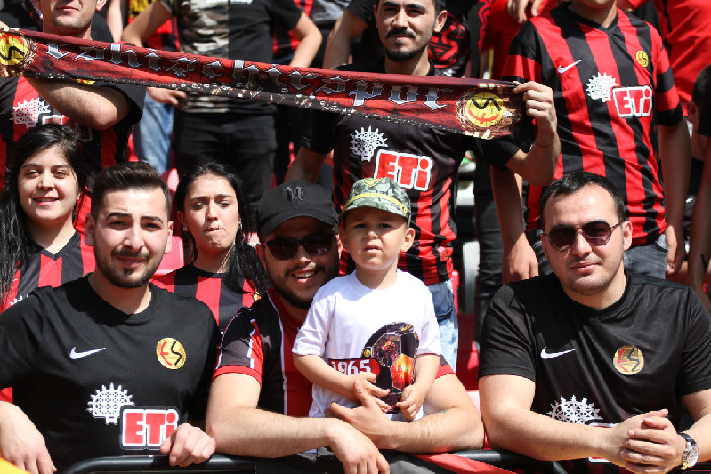 Minik Bir Yürekte ki Gibi  TERTEMİZ SEVDA BU!