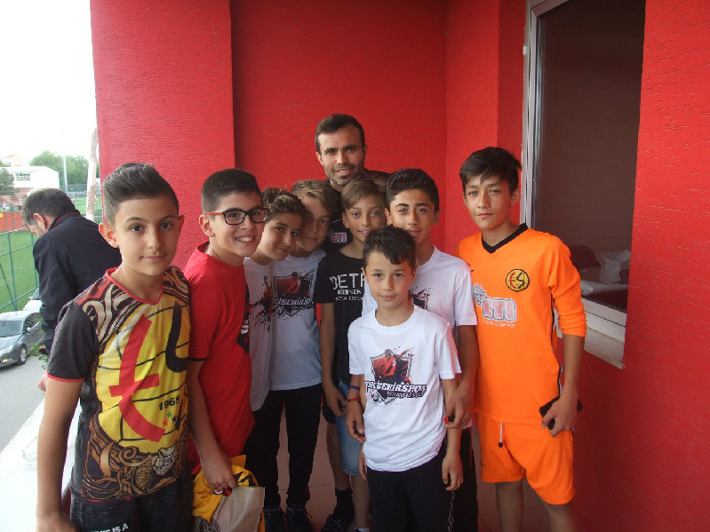 Alt yapı oyunculardan ağabeylerine ziyaret