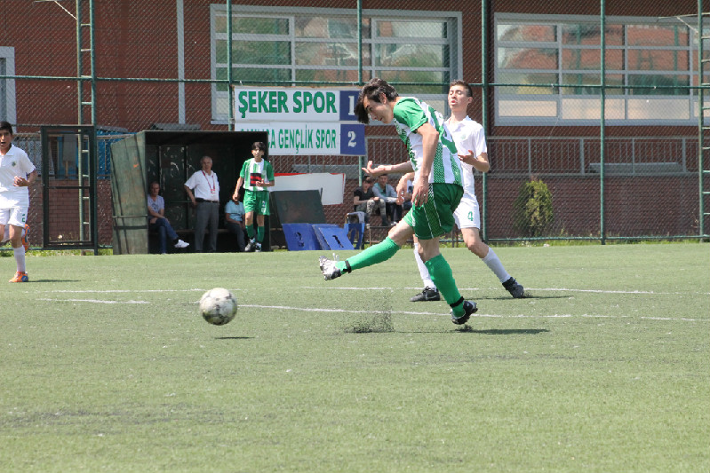 NECATİ ÖZGÜR GENÇ  DİKKAT ÇEKTİ