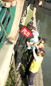Porsuk Çayına atlayan genci polis kurtardı