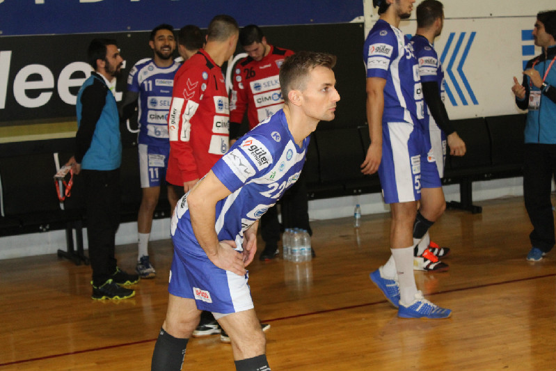 3 OYUNCU DA YUVA DA  KALDI