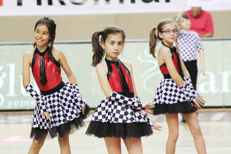 GÖSTERİLER ALKIŞ ALDI