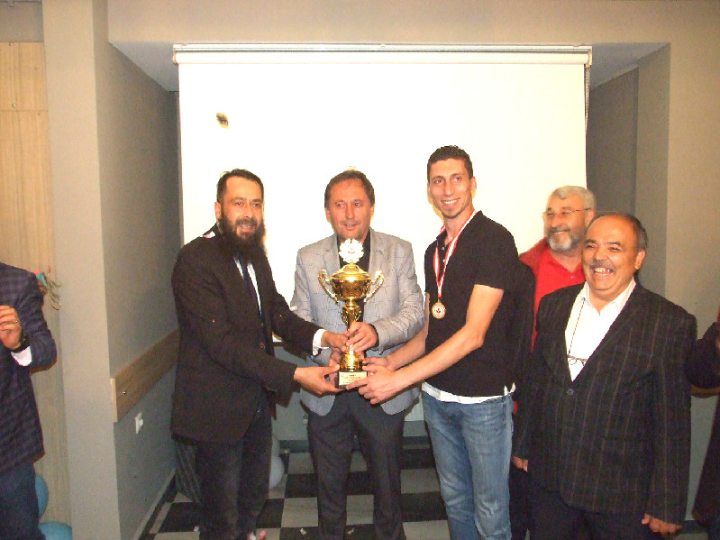 ŞAMPİYON SÜTLÜCESPOR  KUPASINI İFTARDA ALDI