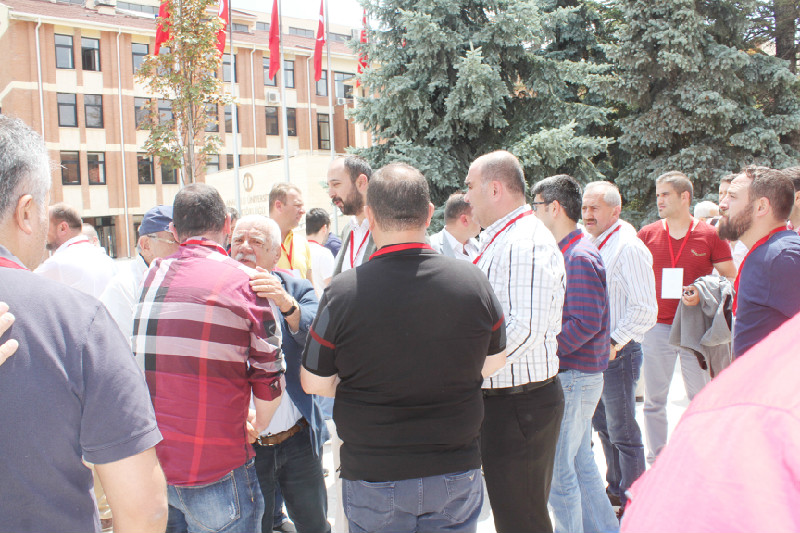 GELMEYEN DELEGELERE TEPKİ VARDI