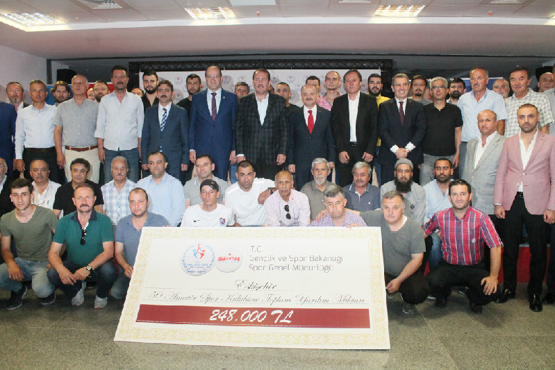 AMATÖRLERE NAKDİ YARDIM YAPILDI