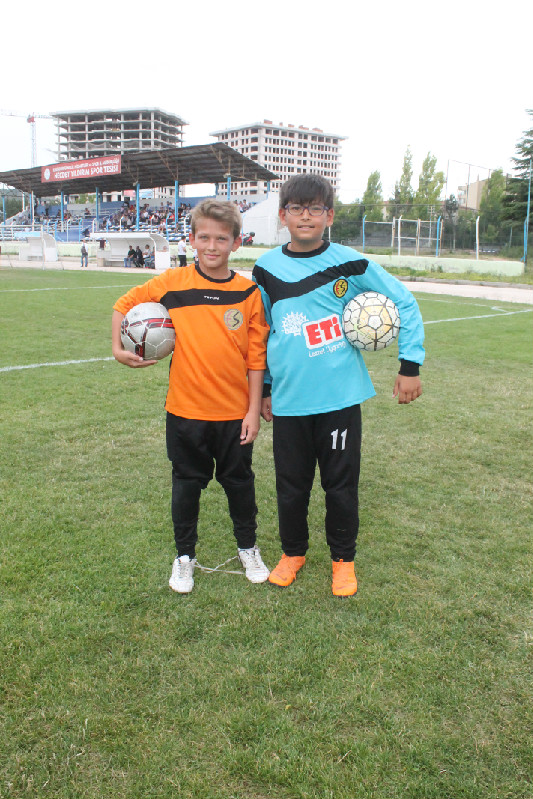 BU ÇOCUKLAR KEDİ GİBİ