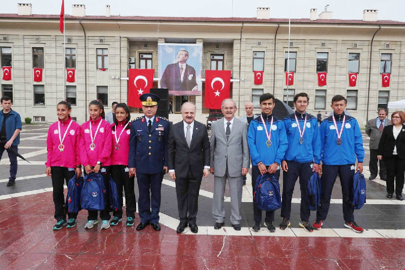 ANLAMLI KOŞUDA TER DÖKTÜLER