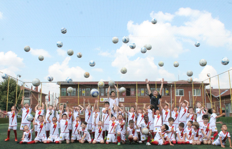 FUTBOL YALNIZCA  FUTBOL DEĞİLDİR