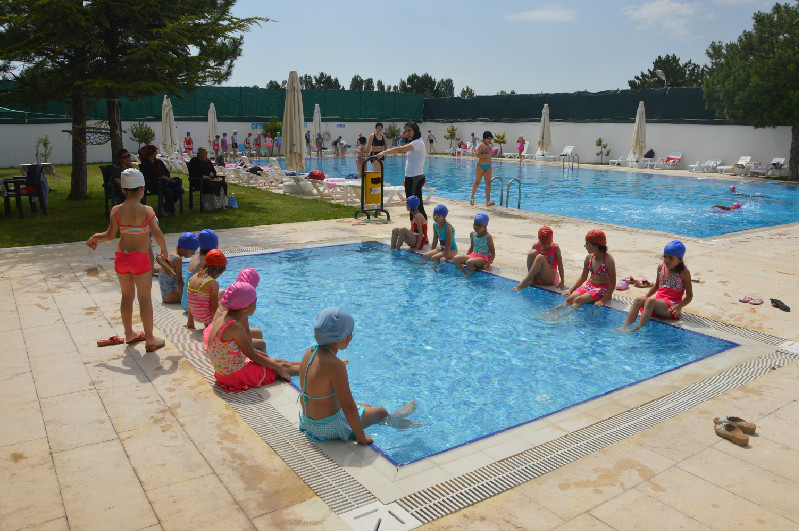 Çifteler’de yüzme kursları başladı