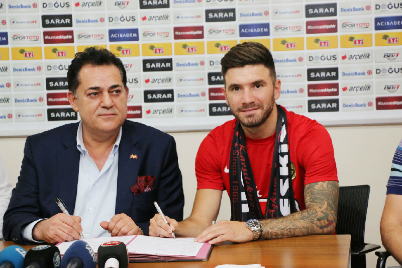 MİLİNKOVİC İMZAYI ATTI