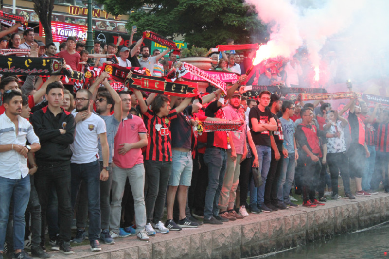 TEK YUMRUK OLALIM