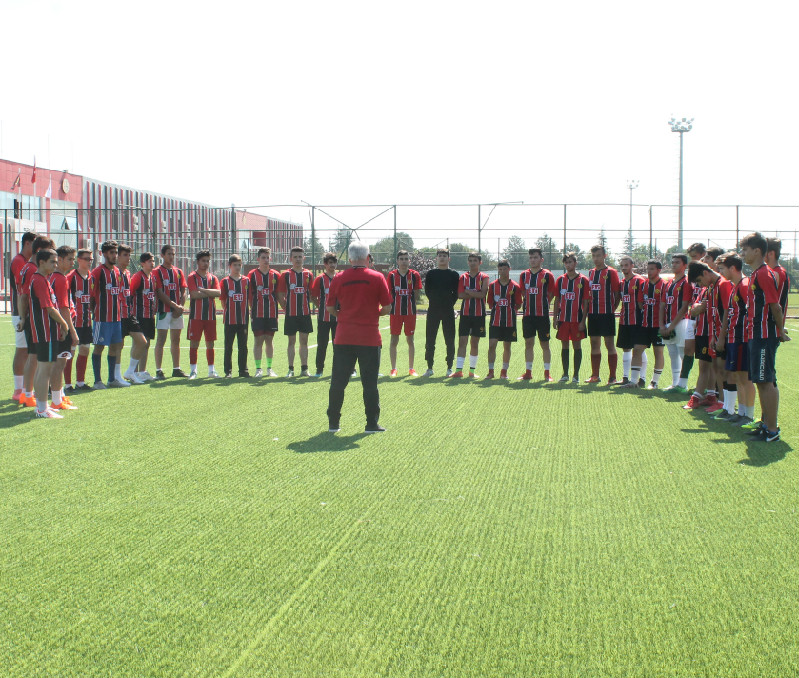 SİYAH-KIRMIZILI FORMA İÇİN TER DÖKÜYORLAR