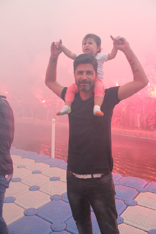 Sorunlar ne olursa olsun  Coşku yine büyük olsun