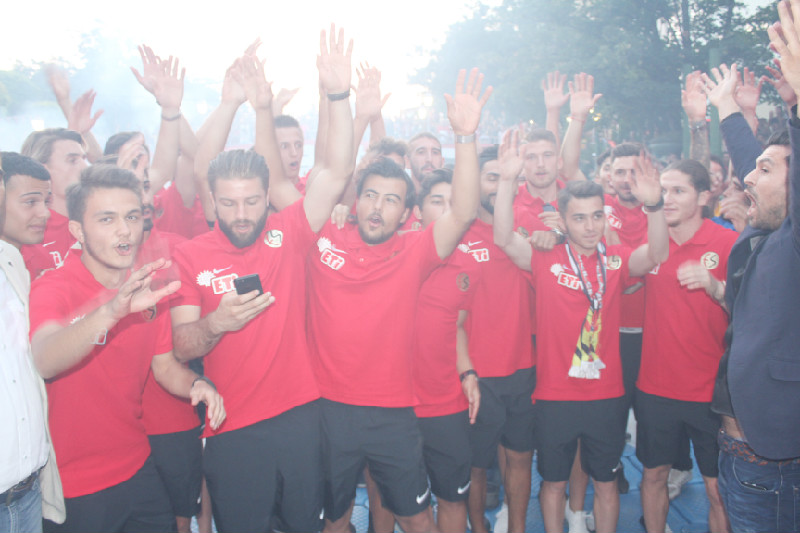 FUTBOLCULAR ÜÇLÜ ÇEKTİRDİ