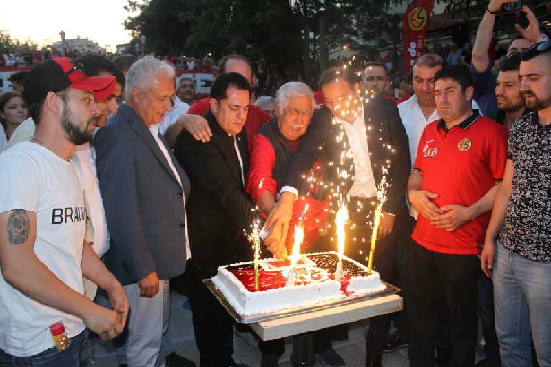 53.YIL PASTASI KESİLDİ