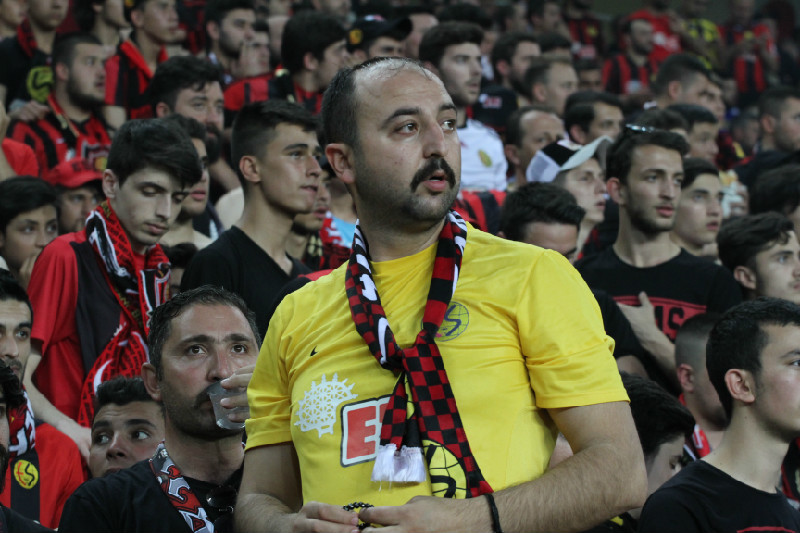 DOSTLUĞA GÖLGE DÜŞMESİN