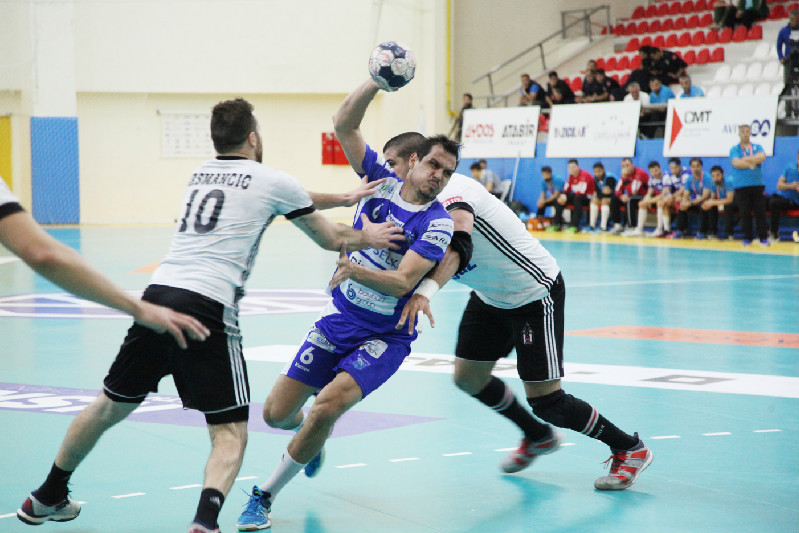 HENTBOL KAN KAYBEDİYOR