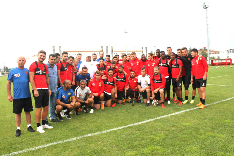 BU BACAKLAR ÇALIŞACAK ARKADAŞ