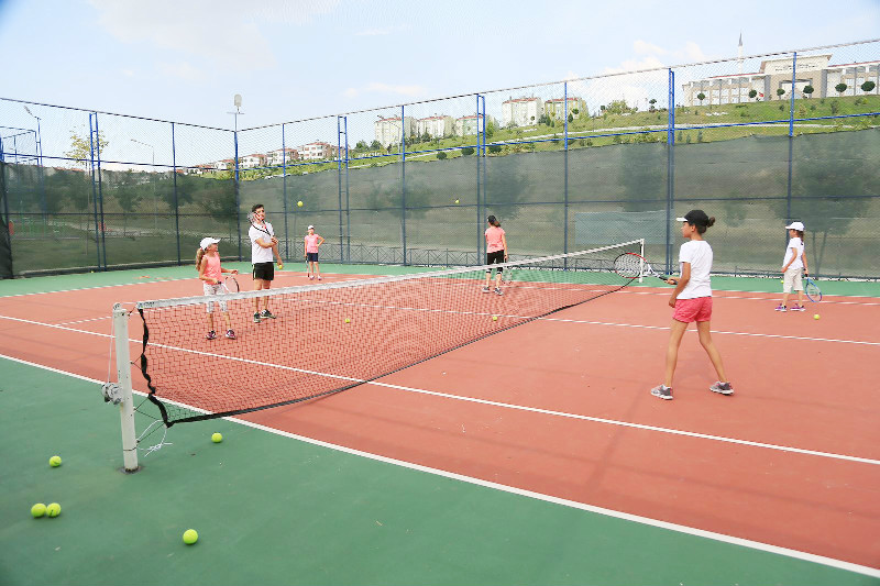 GENÇ DURAKTA ÜCRETSİZ TENİS DERSLERİ