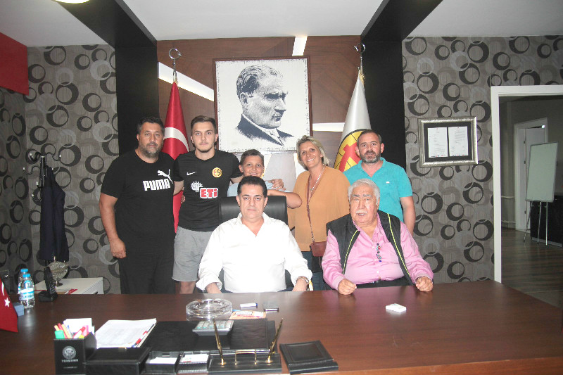 ERDON İMZAYI ATTI  ANTRENMANA ÇIKTI