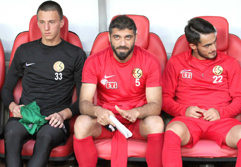 SEZGİN SAHAYA İNDİ