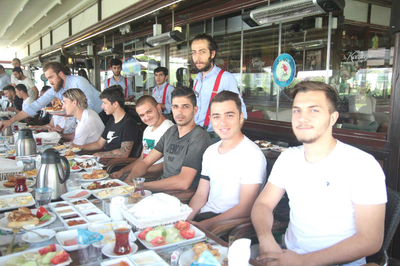 ŞİMŞEKLER KAHVALTIDA BULUŞTU