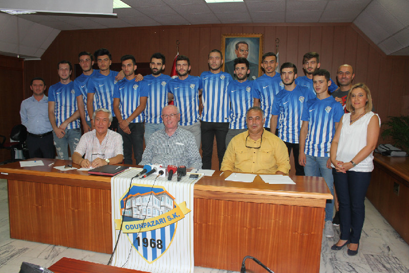 ODUNPAZARISPORDA İMZALAR ATILDI