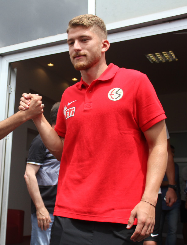 16 OYUNCU İLE  KAMPA GİRDİK