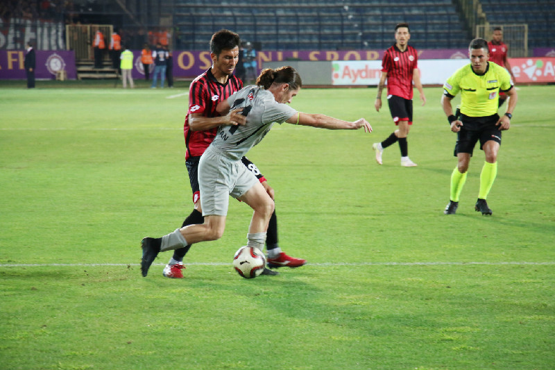 YÜREĞİYLE OYNUYOR