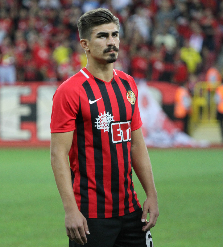 İSMAİL OYKUN  GÖREVİNİ YAPIYOR