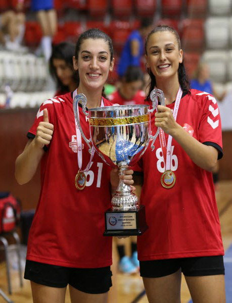 SEZONUN İLK KUPASINI ALDILAR