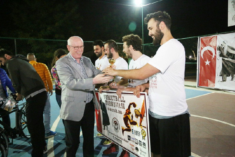 BASKETBOLDA ÖDÜLLER SAHİPLERİNİ BULDU