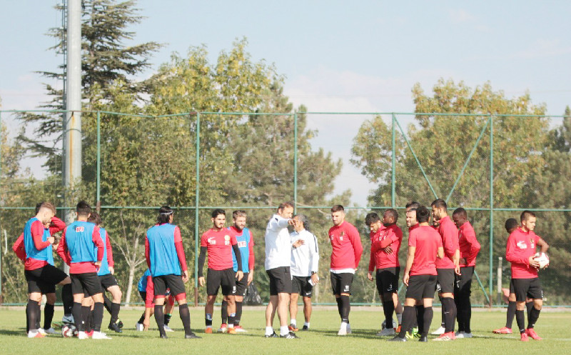 ÇAPA RAKİBİ EZBERLETİYOR