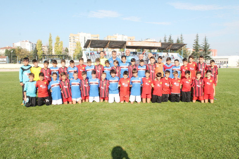 FUTBOL ŞOV BÜYÜLÜYOR