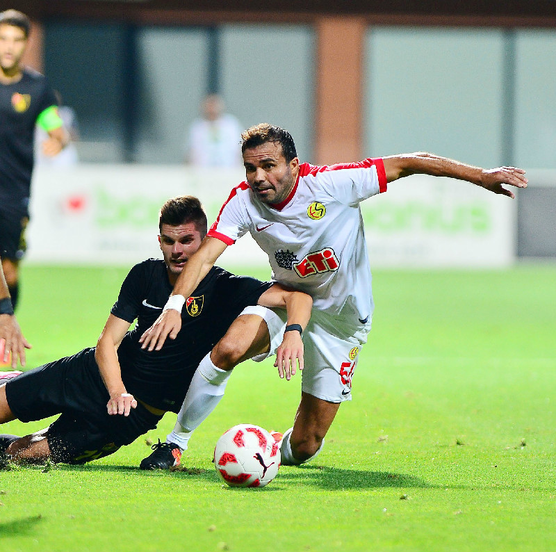 HÜRRİYET FUTBOLU BIRAKTI