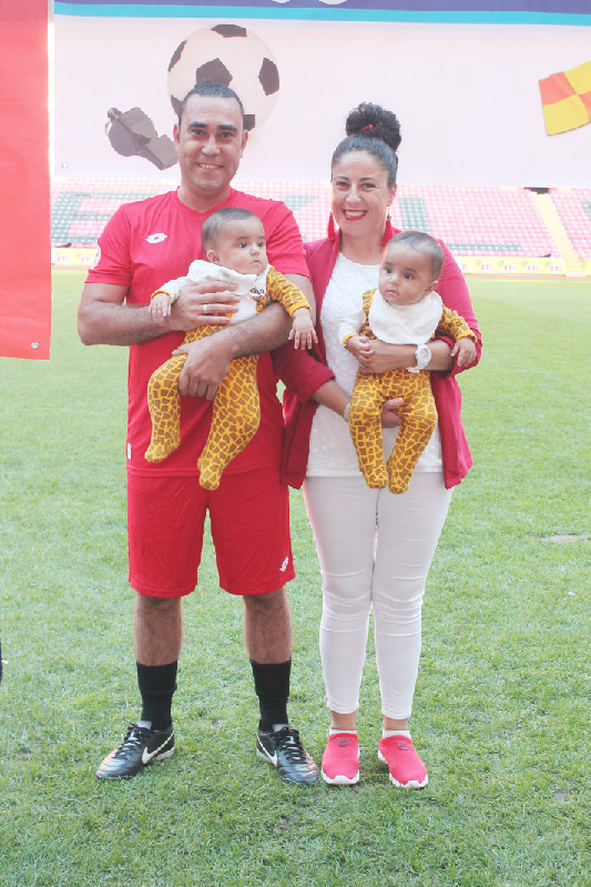 İKİZLERİYLE GELDİ