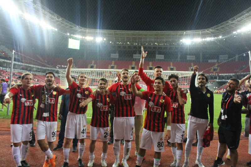 YETERKİ SEN YÜREKTEN OYNA