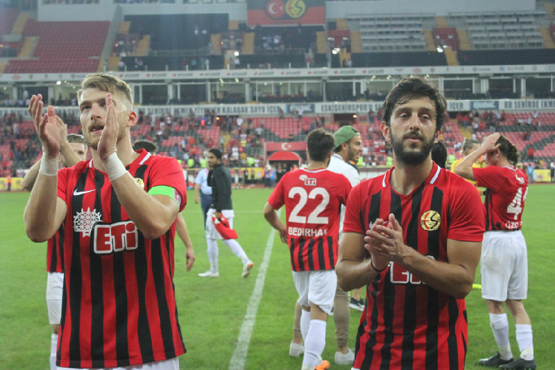 ÜÇLÜ SAVUNMADAN VAZGEÇECEK