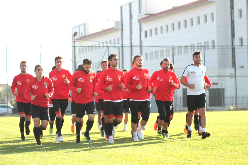 ŞİMŞEKLERE DURMAK YOK