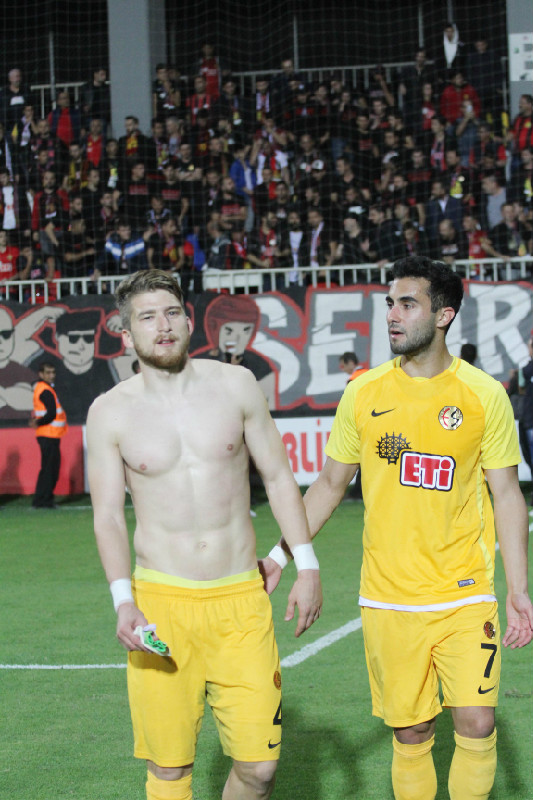 ŞU TARAFTAR İÇİN  Daha da çok kahroluyorum