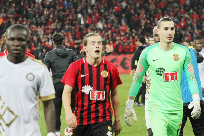 BİRİ ATTI BİRİ TUTTU