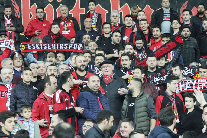 KURT TARAFTAR İLE İZLEDİ