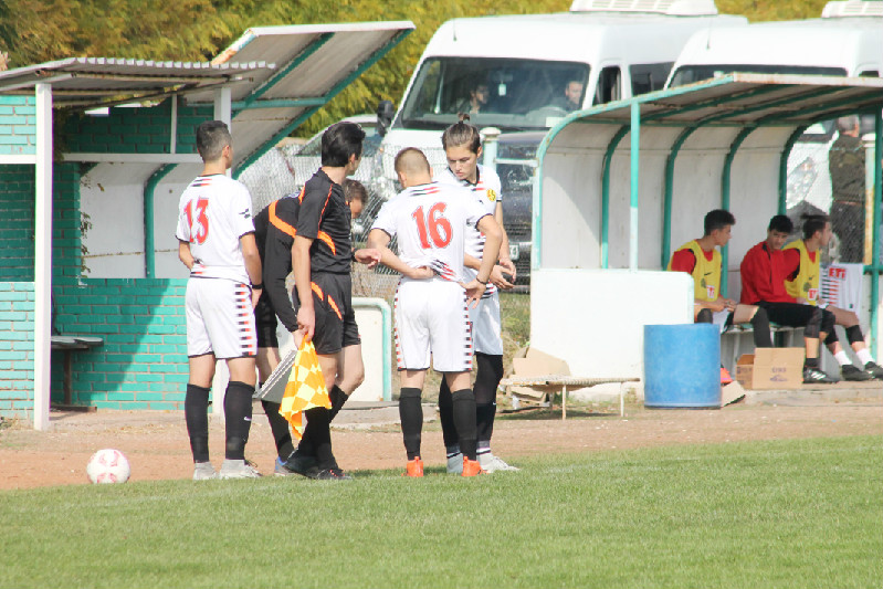 HASAN HÜSEYİN  Kardeşini Seyretti