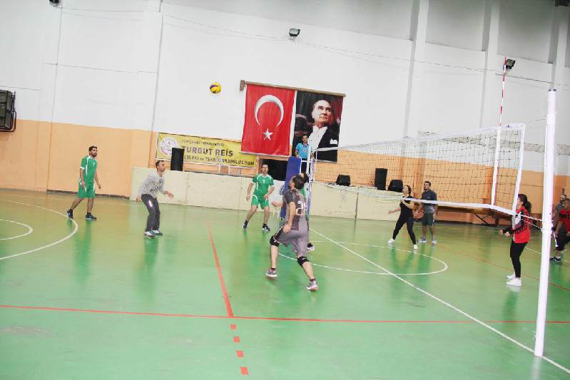 ÖĞRETMENLER FİLE ÖNÜNDE  HÜNERLERİNİ SERGİLİYOR